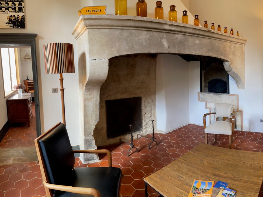 Salon grande cheminée TV, four à pain - Château de Ville au Val