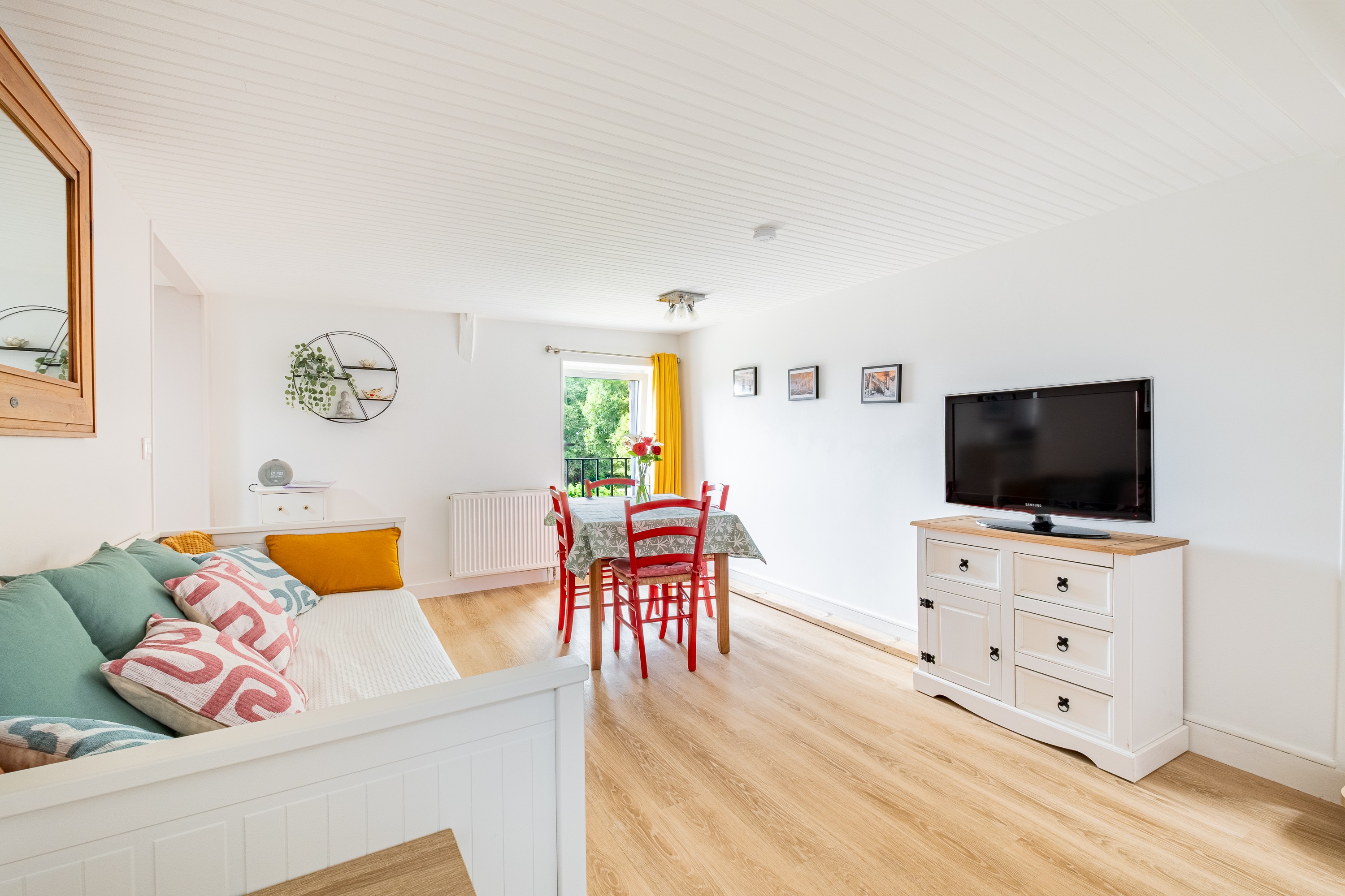 Pièce de vie avec coin salon et TV (banquette convertible en lit confortable 2 personnes 160 x 200 cm) et coin séjour