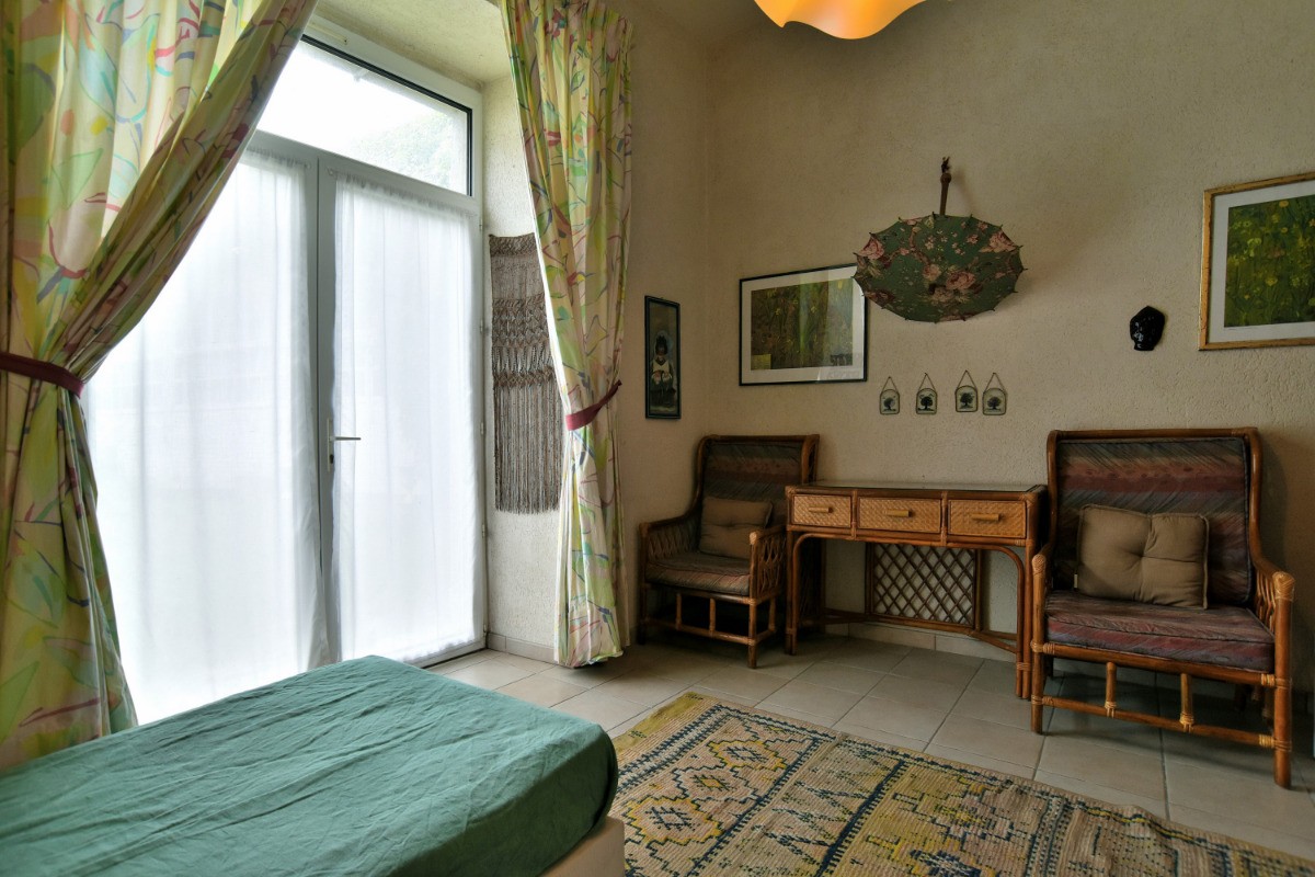 Chambre d'enfants vue des lits