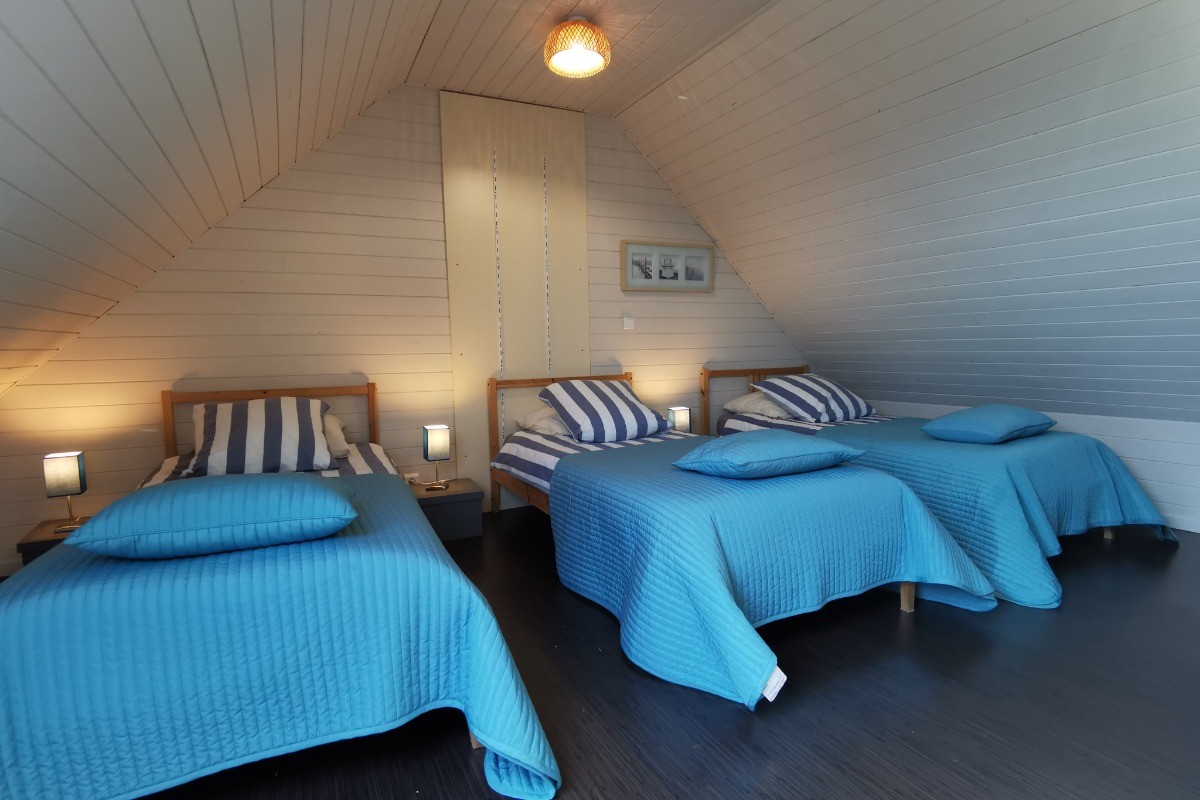 Chambre à l'étage avec 3 lits simples