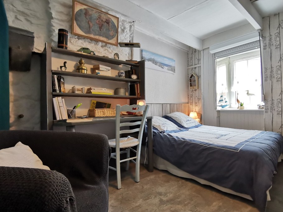 Etage: Chambre 2 avec lit 140 (fermée par un rideau)