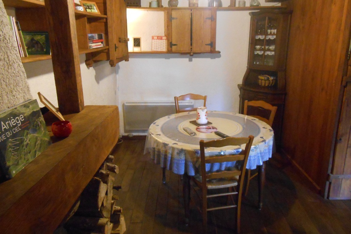 Coin repas boisé cheminée