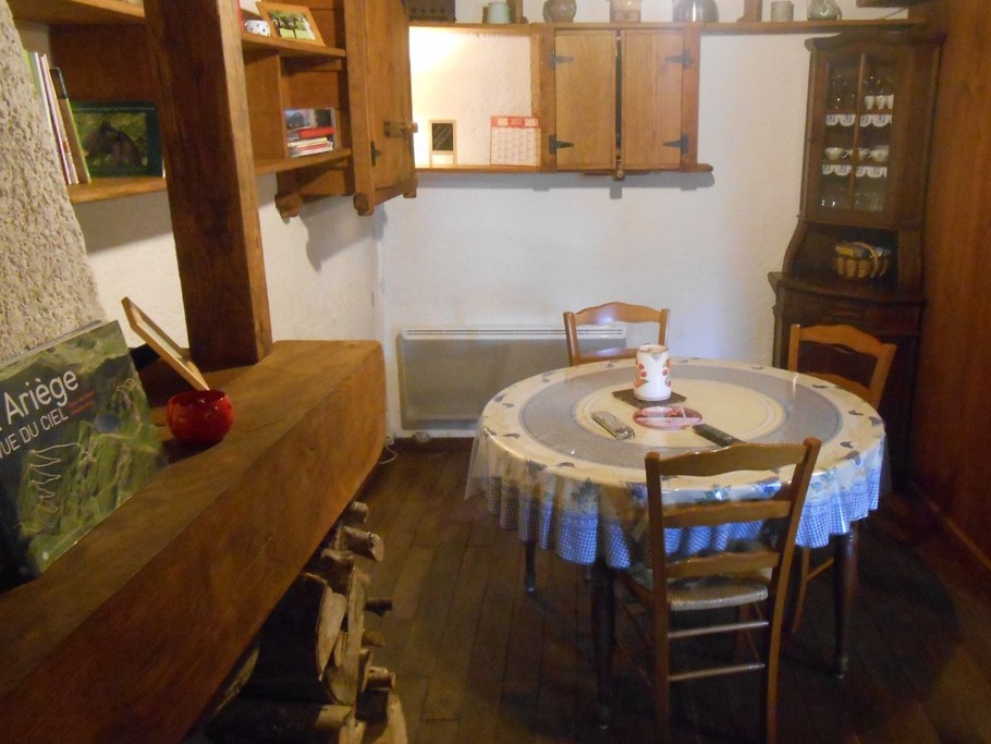 Coin repas boisé cheminée