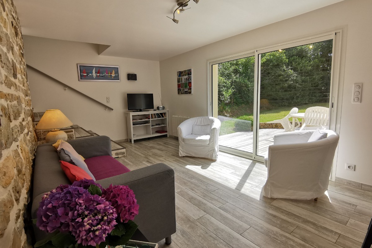 Charmante salon cosy pour deux personnes donnant sur terrasse