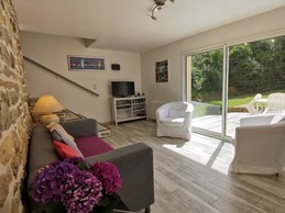 Charmante salon cosy pour deux personnes donnant sur terrasse