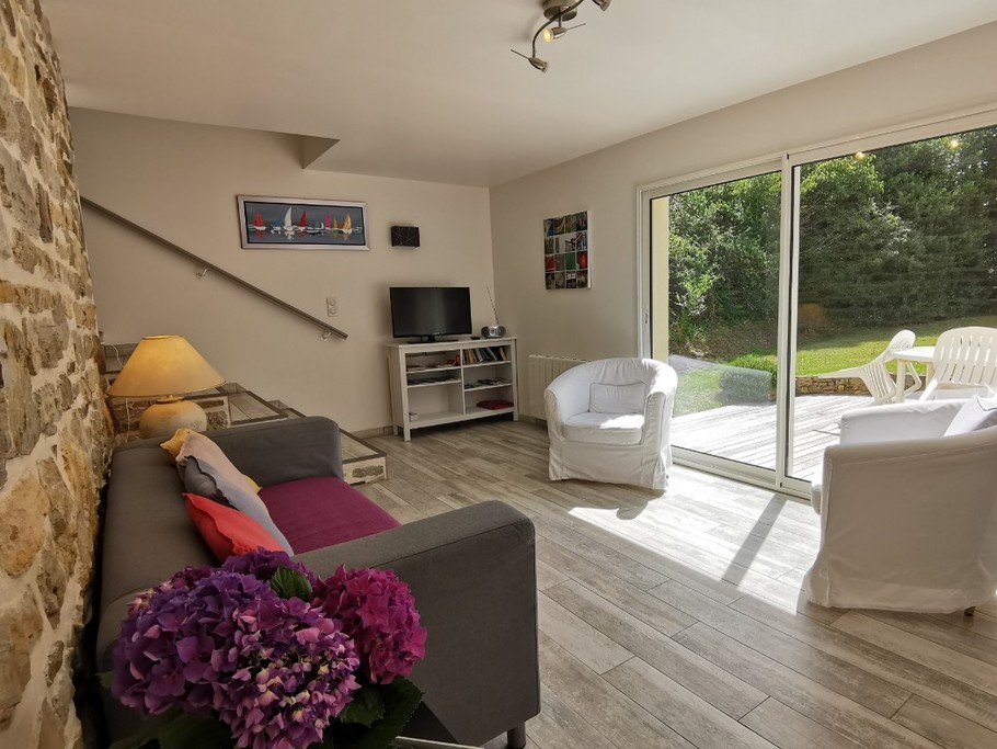 Charmante salon cosy pour deux personnes donnant sur terrasse