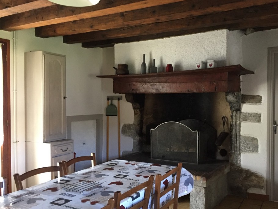 cheminée et accès cellier