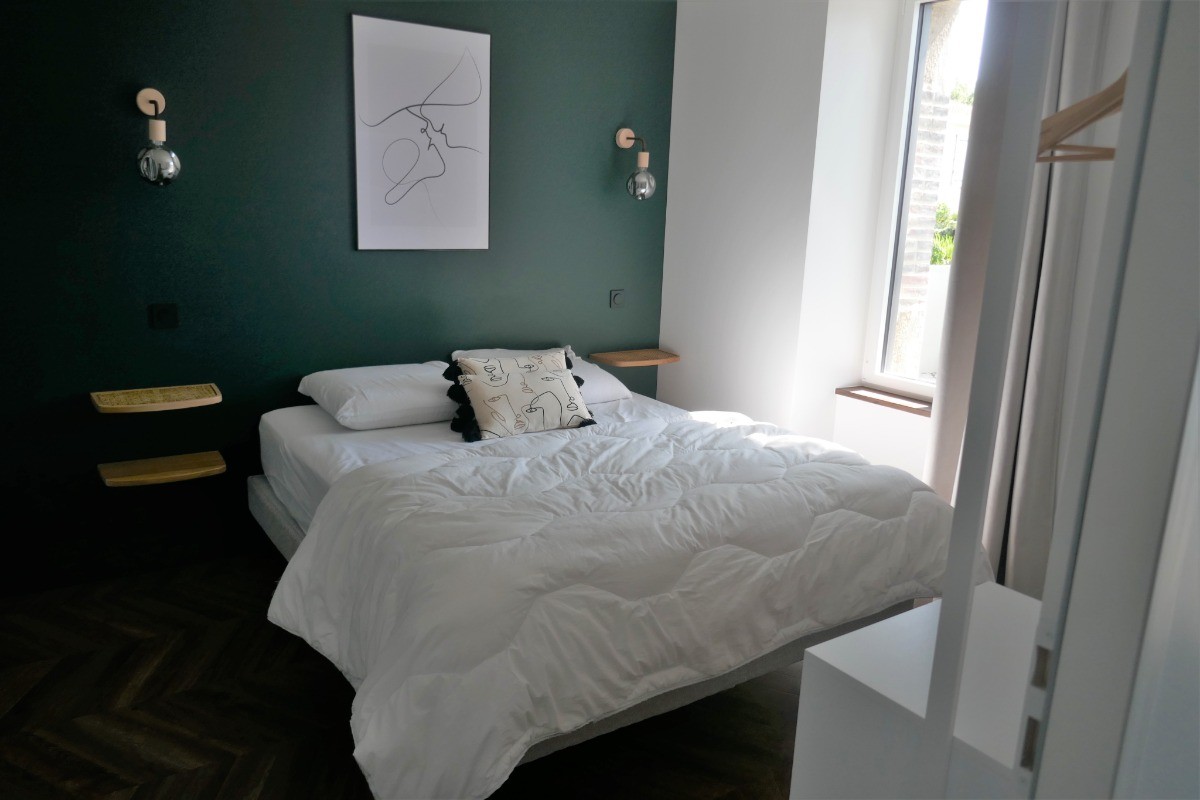 Chambre 1 en rez-de-chaussée avec un lit en 160 et salle d'eau attenante