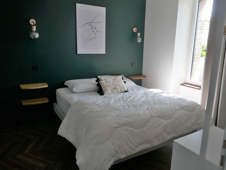 Chambre 1 en rez-de-chaussée avec un lit en 160 et salle d'eau attenante