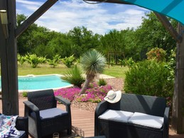 Terrasse devant la piscine _ Villa Nature au Soleil