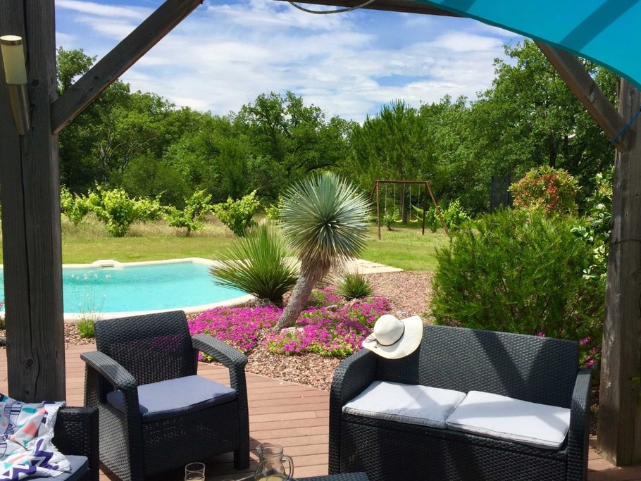 Terrasse devant la piscine _ Villa Nature au Soleil