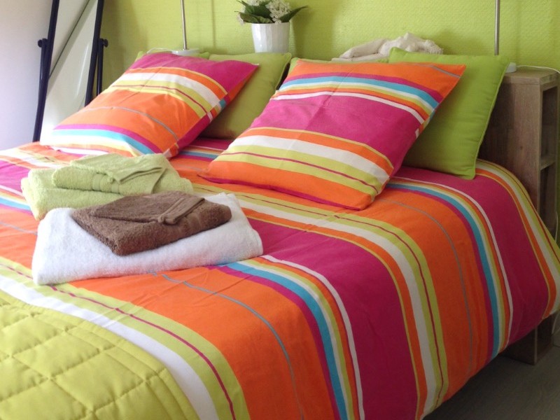 Chambre anis, lit 160, grand placard. (Option linge de maison).