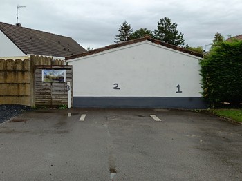 Parking réservé au gîte à l'entrée de la propriété