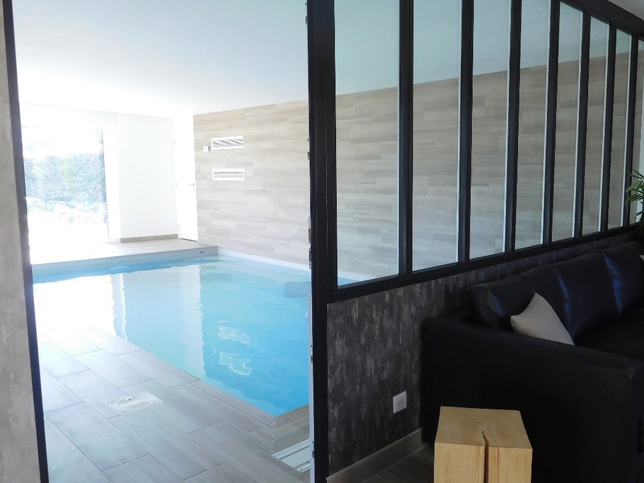 Accès à la piscine depuis le salon.