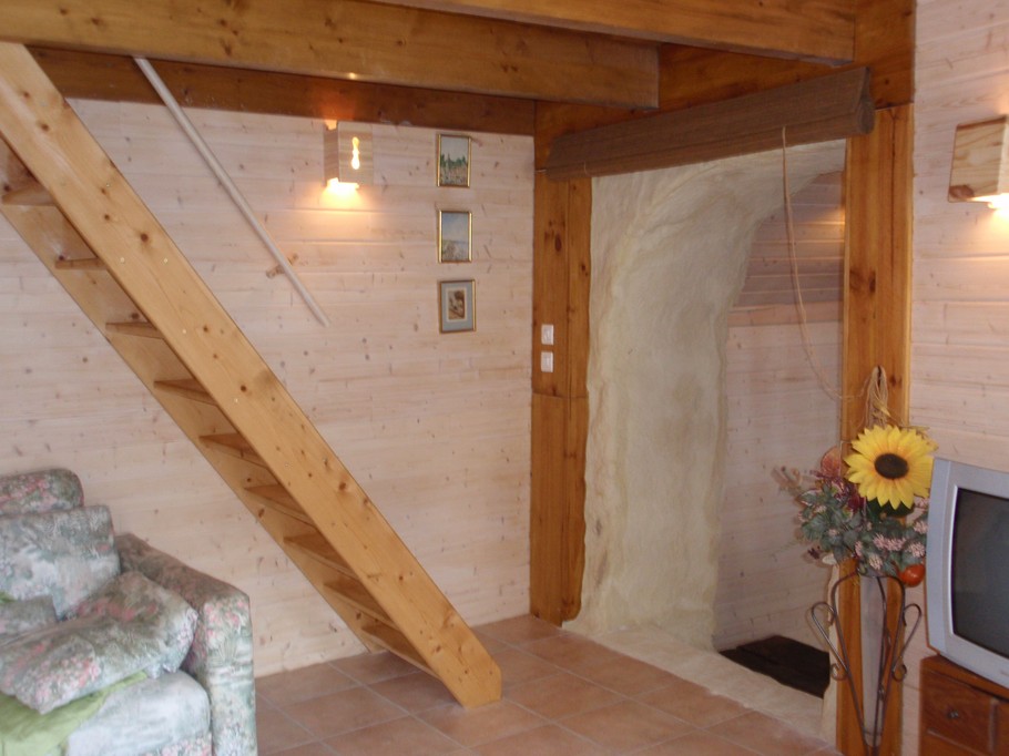 Salon tv accès chambre 2 lits simples