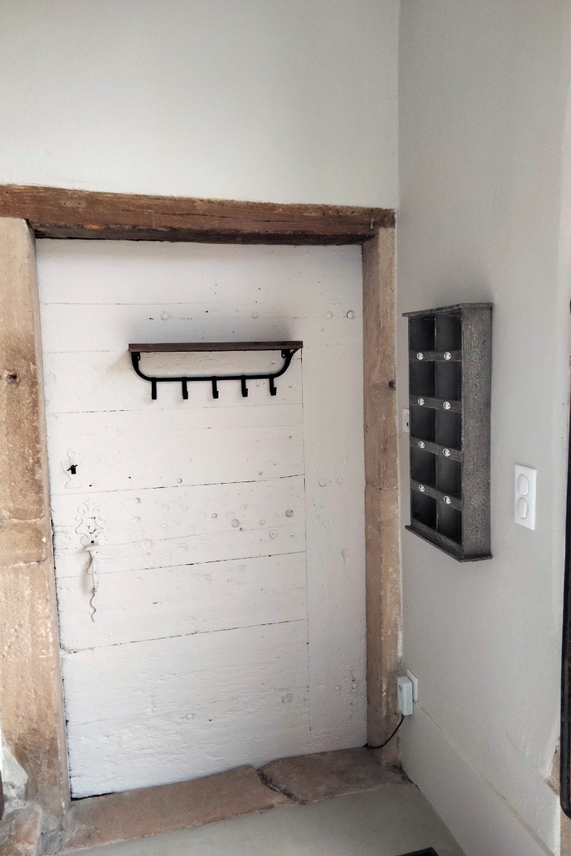 Gîte de Briante - Cuisine Séjour au RDC - porte en bois