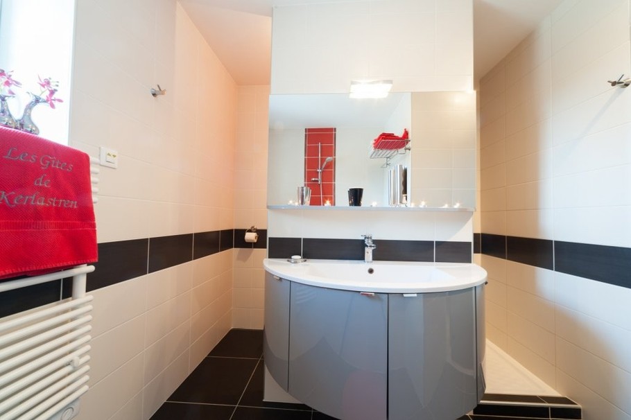 Douche et baignoire attenantes à la chambre