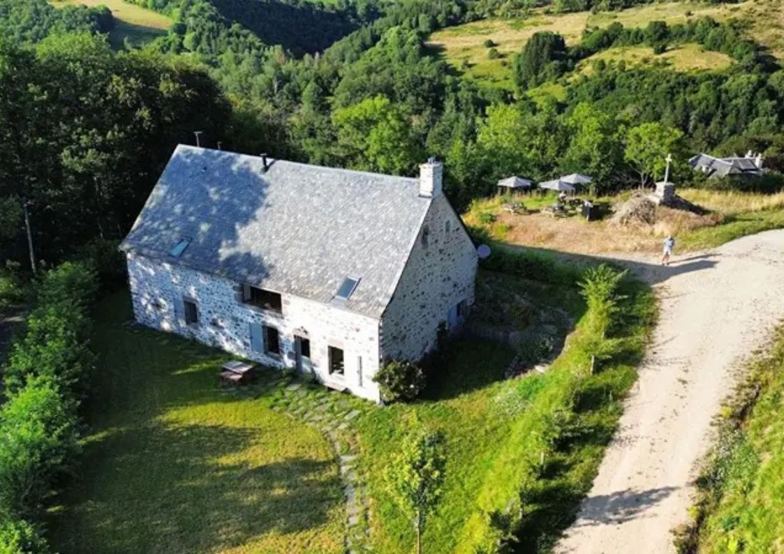 Isolated guest house in the heart of the Cantal's volcanic landscapes