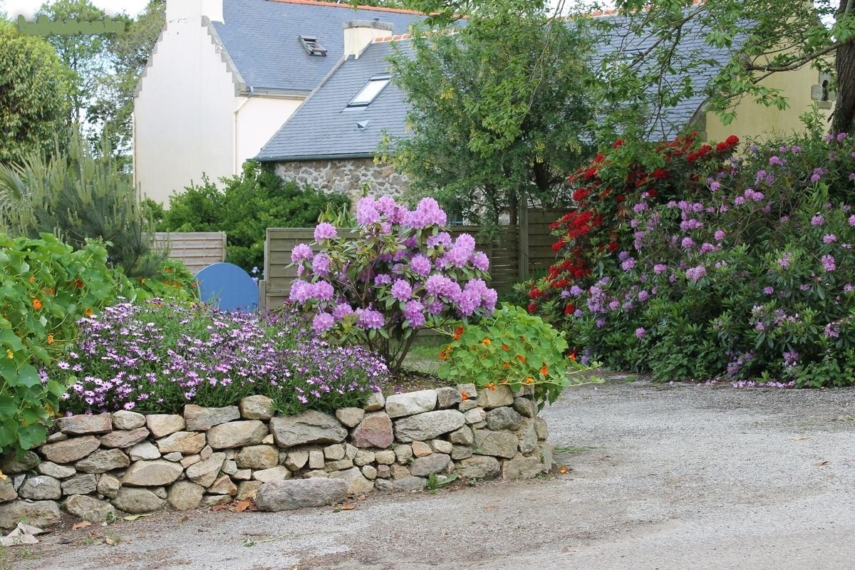 environnement de la location coté jardin et parking privatif