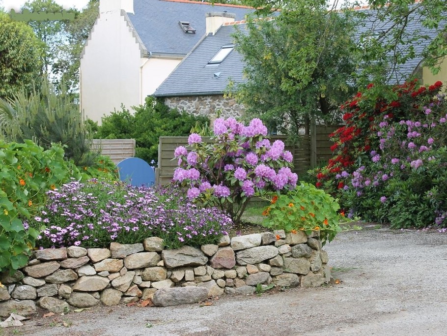environnement de la location coté jardin et parking privatif