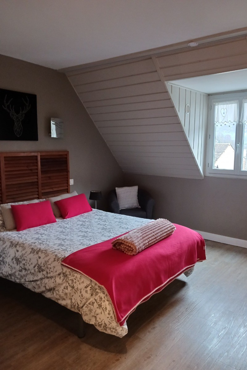Chambre avec lit 140 pour 2 places et télévision à écran plat