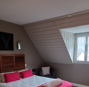 Chambre avec lit 140 pour 2 places et télévision à écran plat