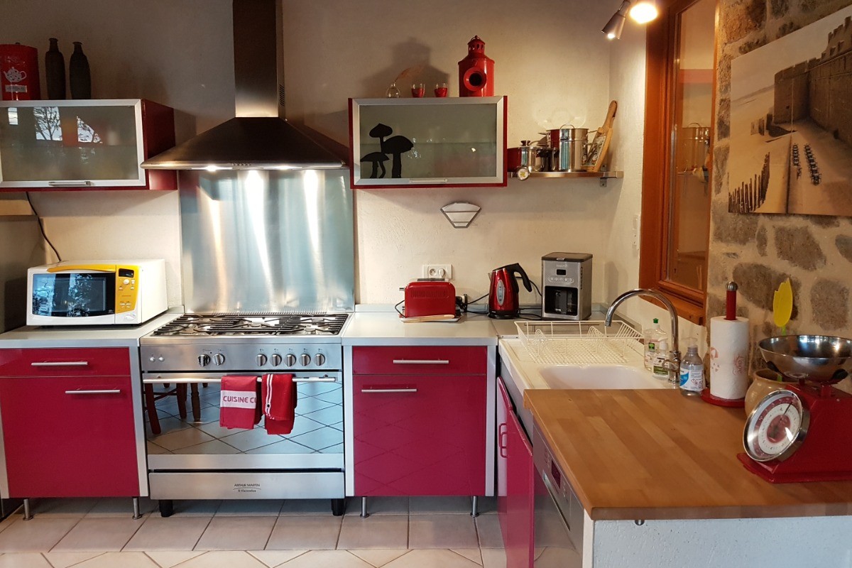 Jolie cuisine indépendante et lumineuse dans la véranda. Parfaitement équipée. Table repas en plus du séjour.