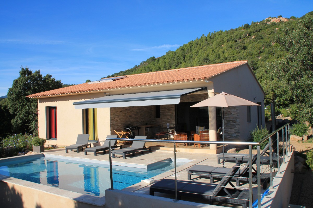 Vue de la piscine et de la maison