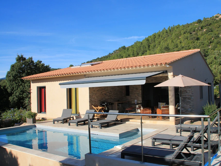 Vue de la piscine et de la maison