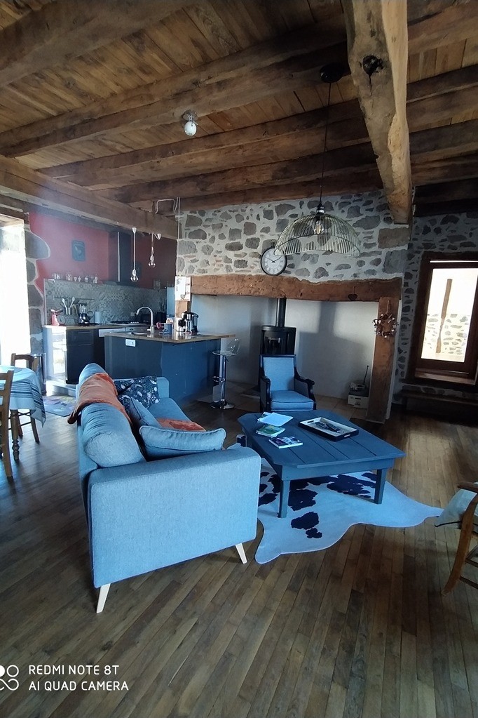 cuisine et salon de" la Maison de Jeanne" gite cantal