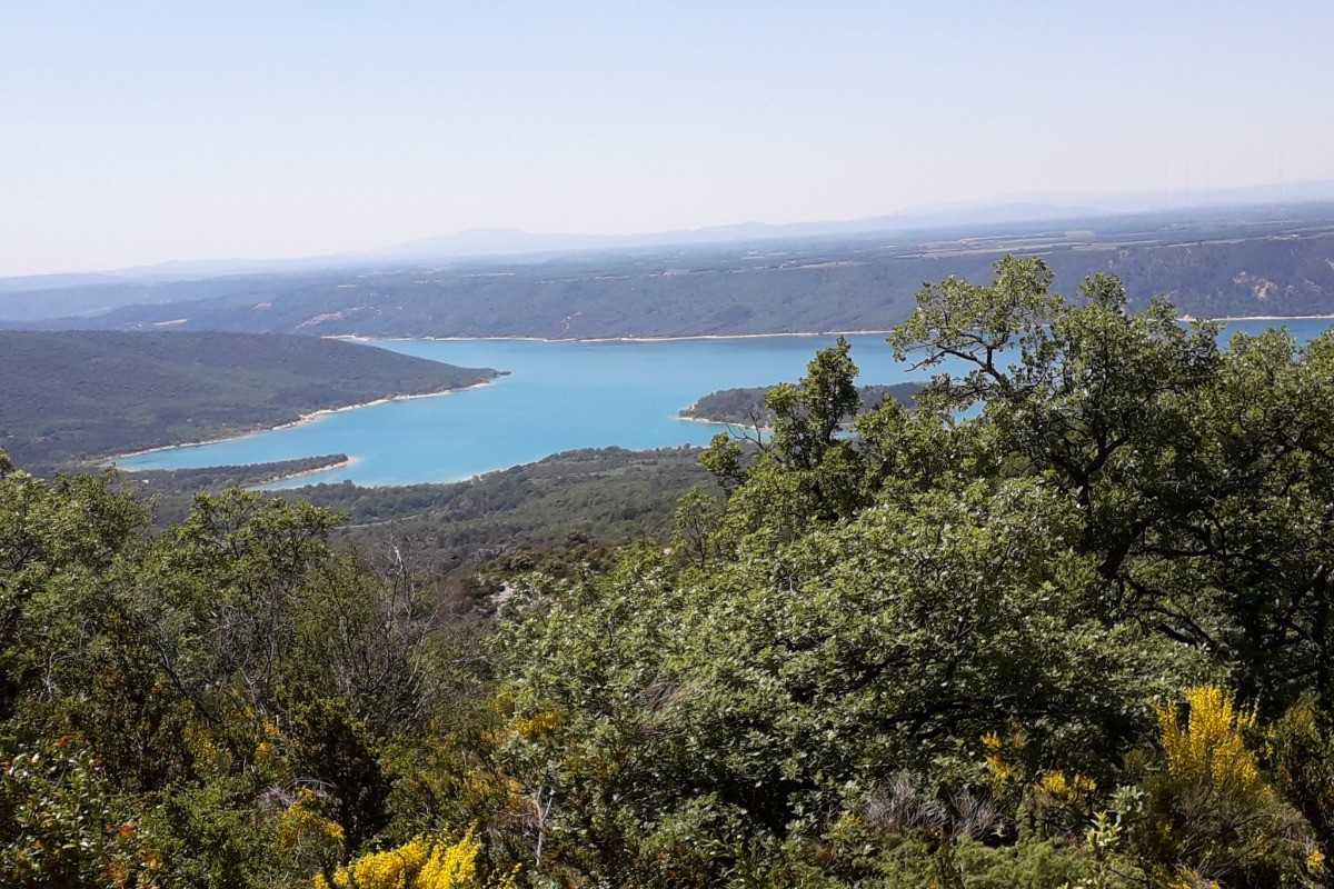 Vue d'Aiguines sur Lac de Sainte Croix