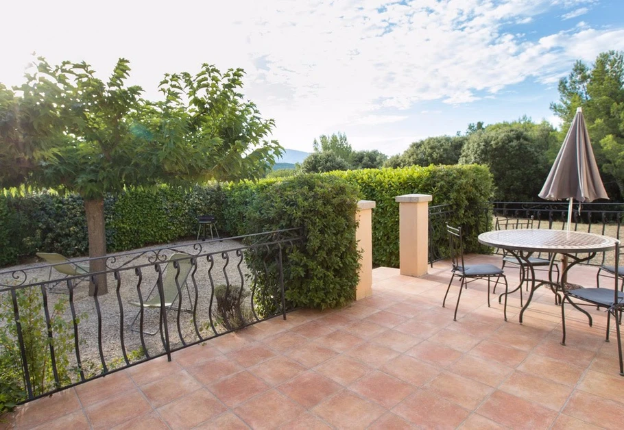 Terrasse et cour privatives ombragées, équipées de mobilier de jardin et d'un barbecue
