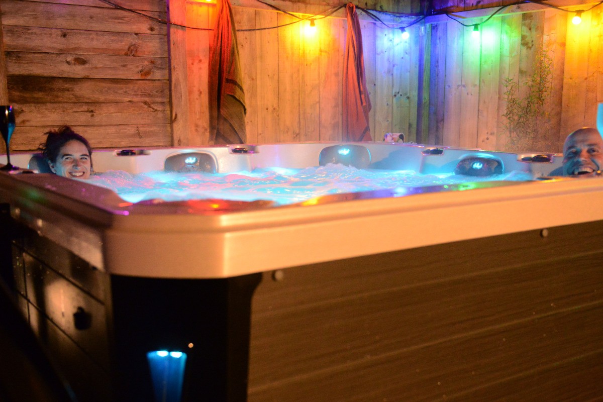 SPA « Ô bien-être massage » PRIVATISÉ en supplément et sur réservation. Notre jacuzzi 5 personnes (2 places allongées et 3 places assises) bénéficie de jets localisés à différents endroits pour chaque place, afin d'offrir un parcours de soin varié.