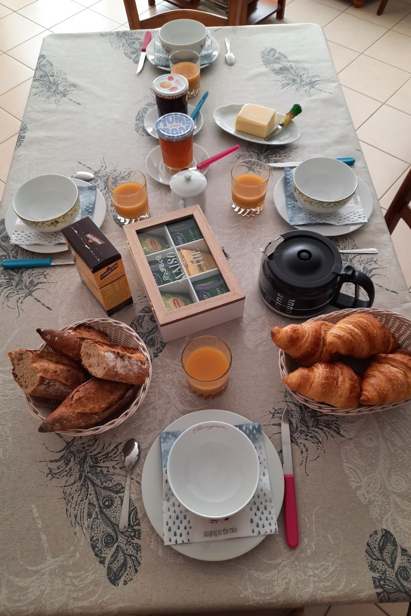 Petit-déjeuner servi par Danièle pendant votre séjour en chambre d'hôtes La Grange Baillargeoise près du Futuroscope, Vienne