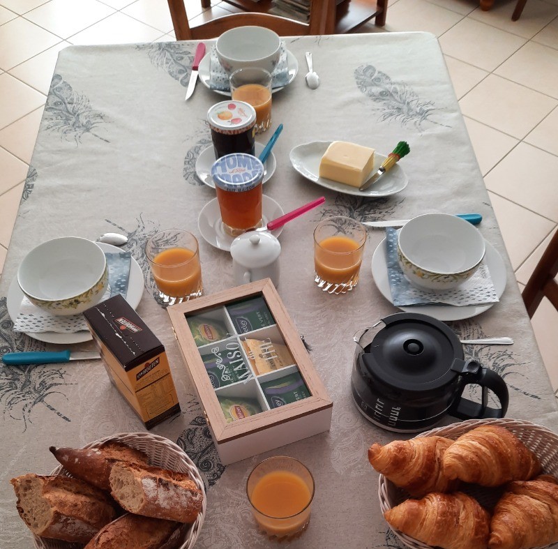 Petit-déjeuner servi par Danièle pendant votre séjour en chambre d'hôtes La Grange Baillargeoise près du Futuroscope, Vienne