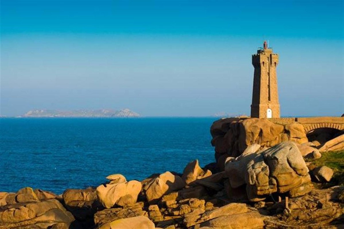 le phare de Ploumanac'h (village préféré des Français en 2015)