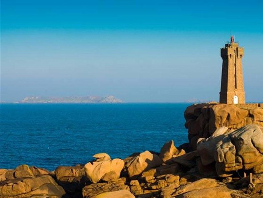 le phare de Ploumanac'h (village préféré des Français en 2015)