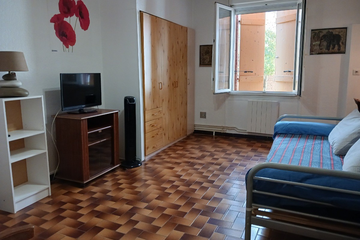 Salon à l'étage avec un couchage pour une personne