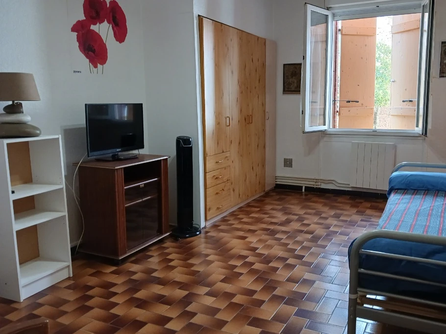 Salon à l'étage avec un couchage pour une personne