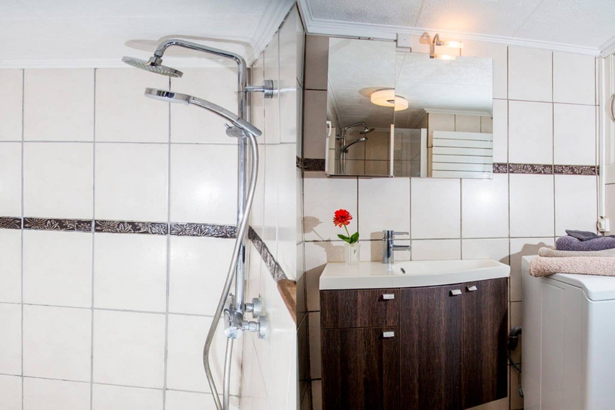 Une salle d'eau avec douche à l'italienne.