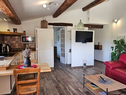 Séjour avec coin cuisine, Gîte le Larès, Domaine la Melette