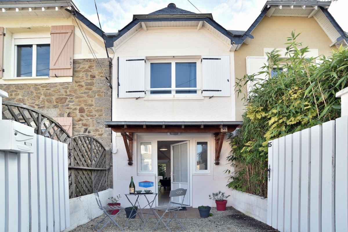 Façade maison, petite terrasse côté rue exposée Ouest
