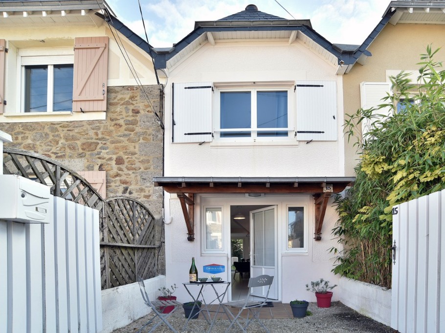 Façade maison, petite terrasse côté rue exposée Ouest