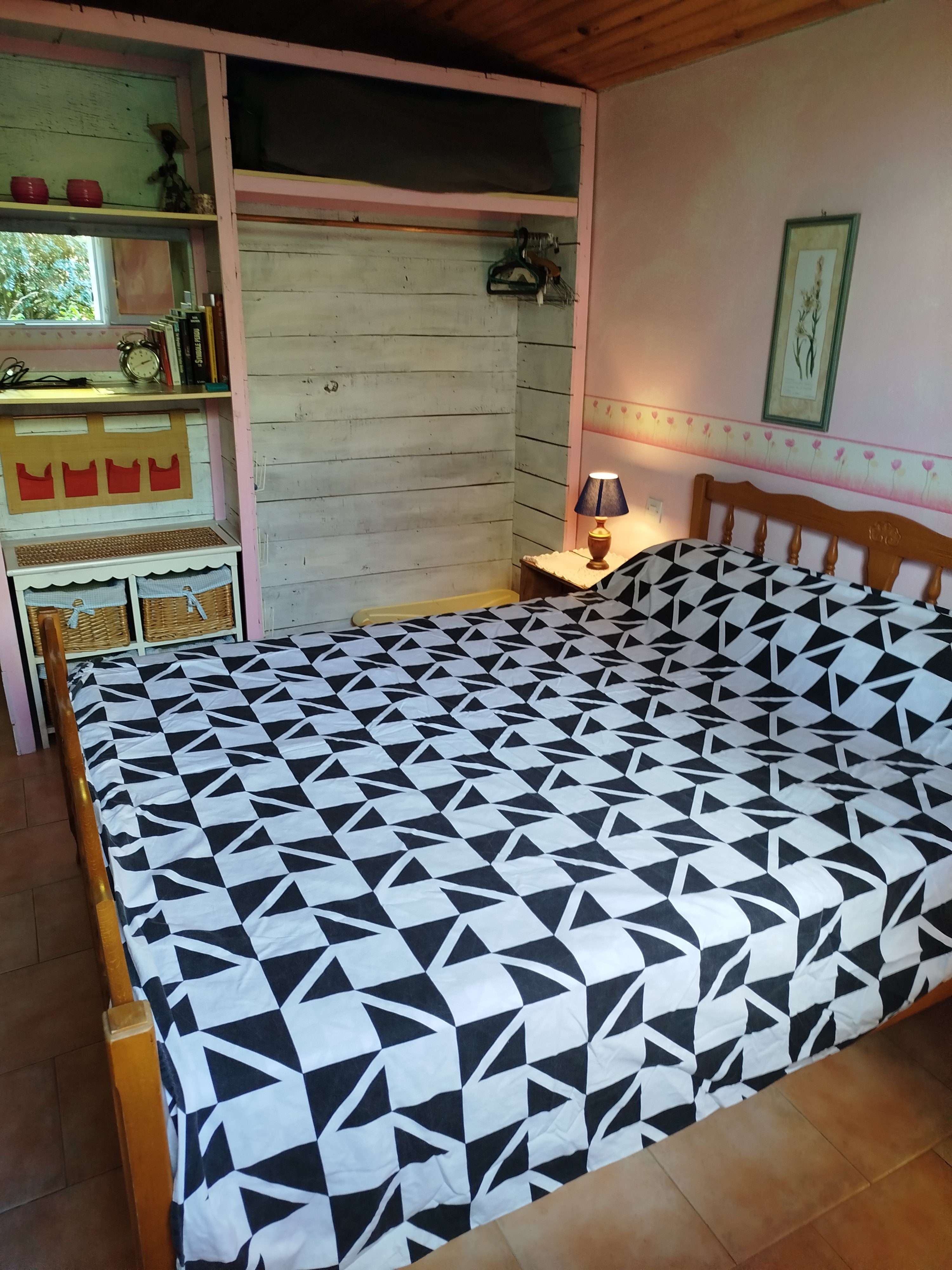 Chambre Eglantine lit en 140 avec salle d'eau et toulette