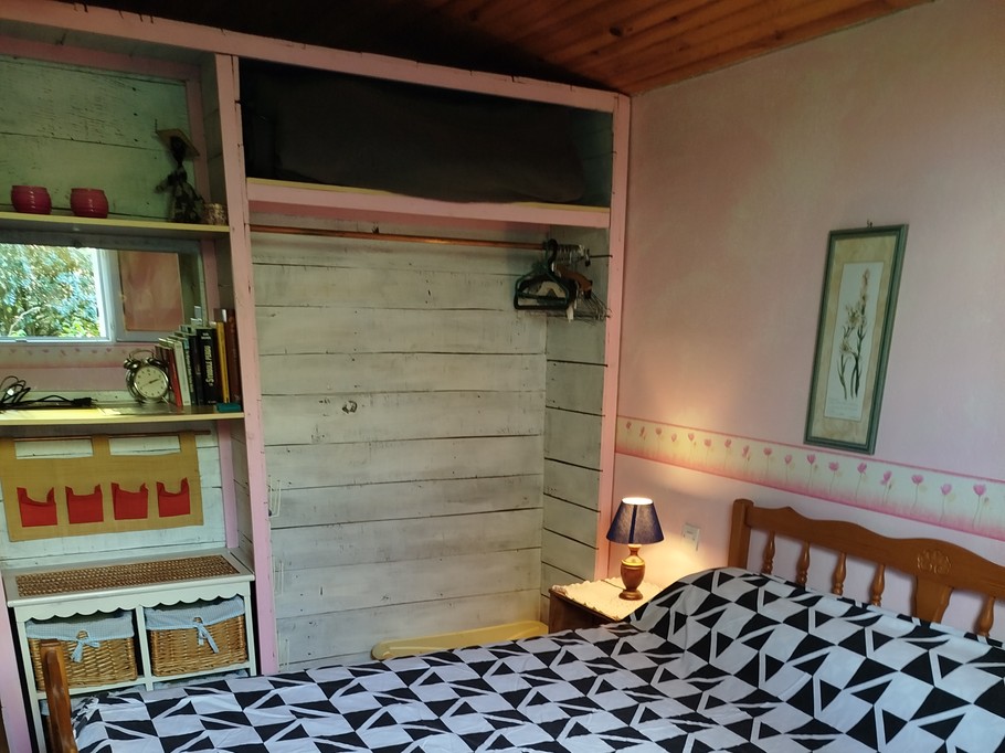 Chambre Eglantine lit en 140 avec salle d'eau et toulette