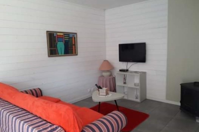 salon détente avec TV et couchage 160