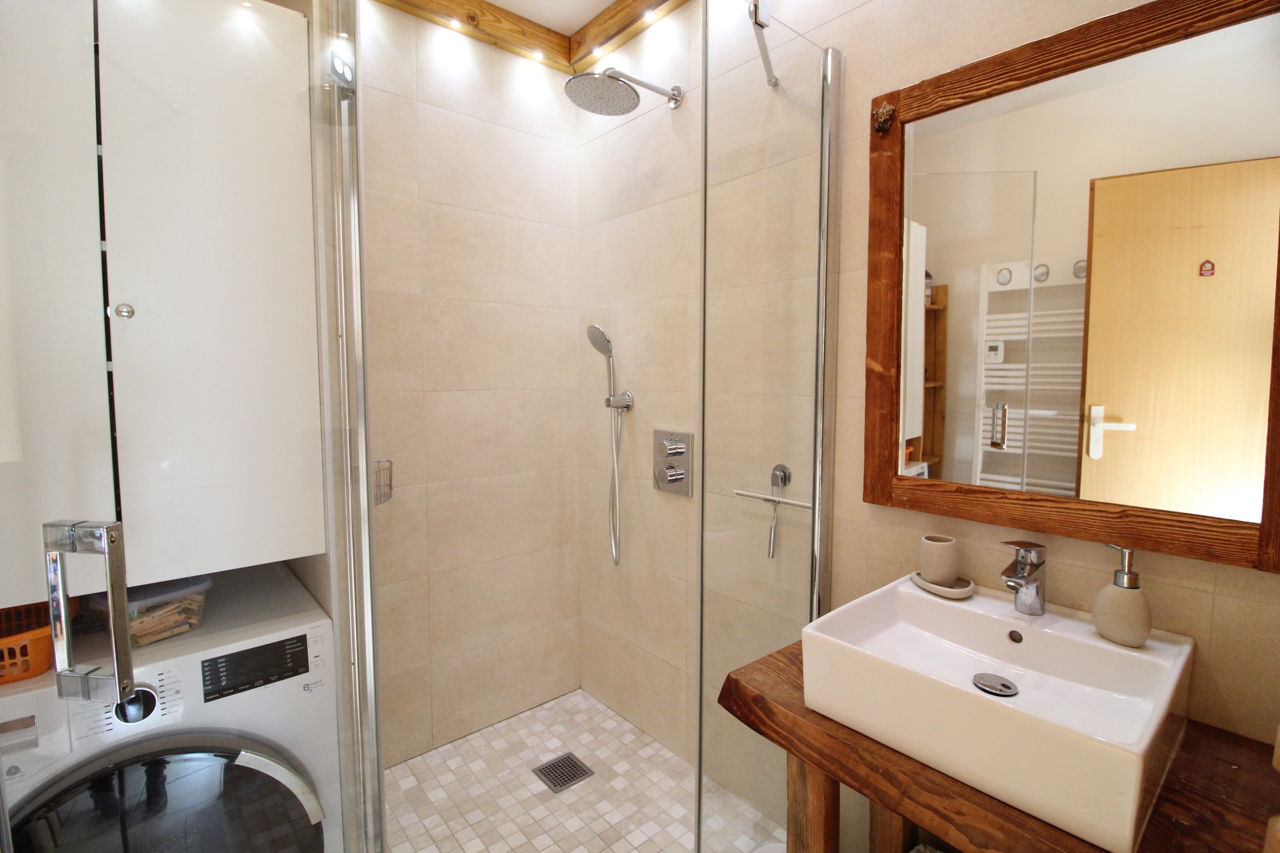Salle de bain avec douche et lavabo