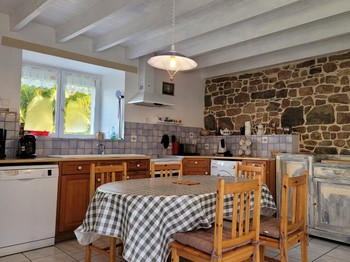 LE BLEIZ Yvon, location "Vue panoramique" située à Paimpol, partie salle à manger cuisine