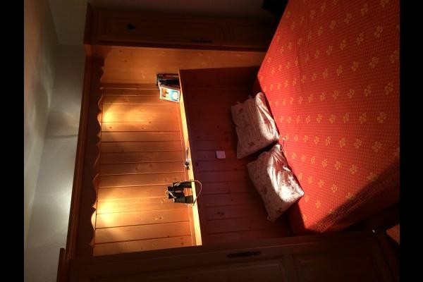 Une chambre double avec coin douche-lavabo