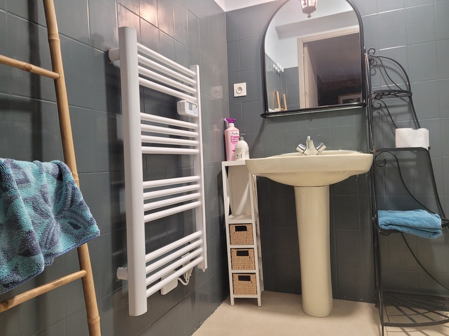 Le Goaster, Ferme de Kerloury, Gîte Tulipe, 2-4 personnes, la salle d'eau avec douche lavabo et WC attenant à la chambre de l'étage